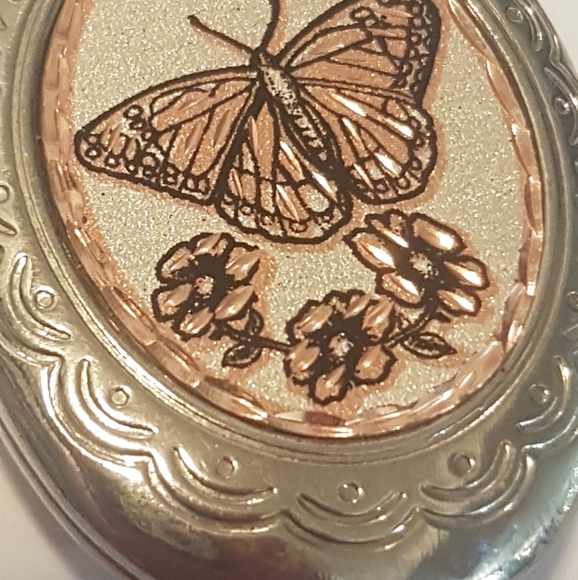 Locket - Picture 4 of 16